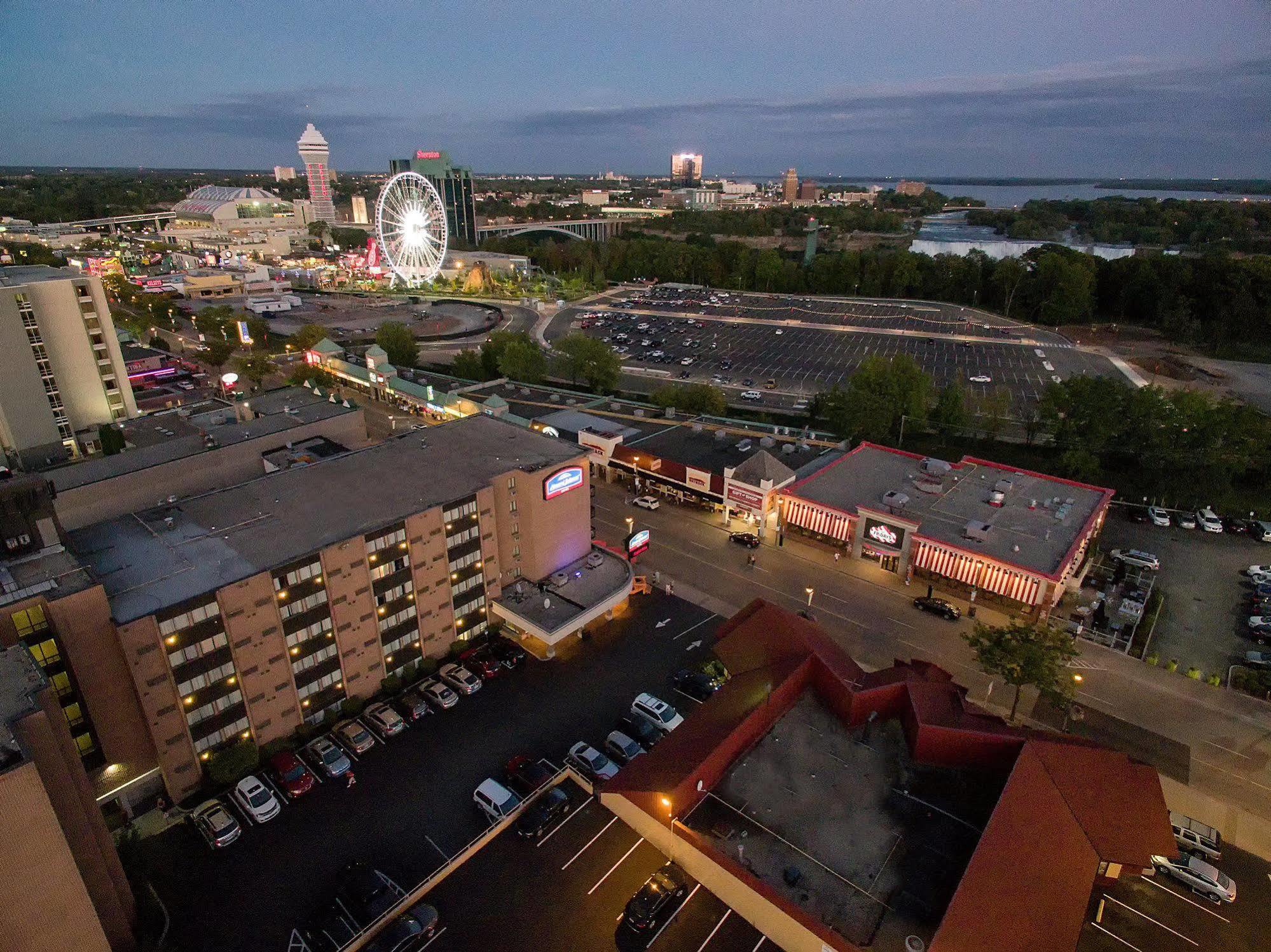 Howard Johnson Plaza By Wyndham By The Falls Ниагарски водопад Екстериор снимка